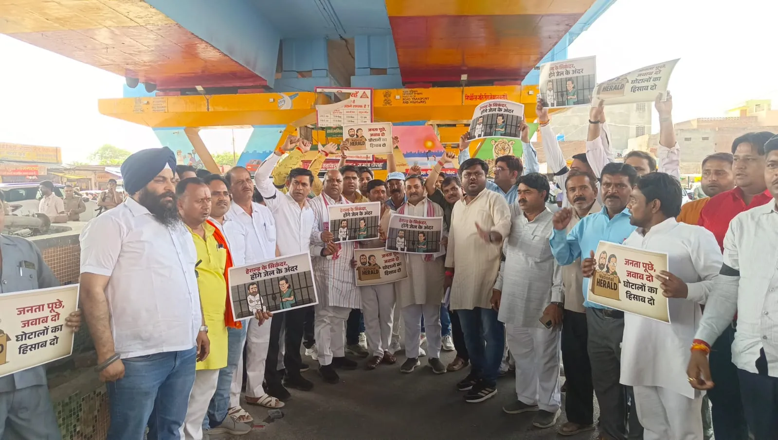 भाजयुमो द्वारा टूण्डला चौराहा पर सोनिया गांधी व  राहुल गांधी का पुतला दहन किया