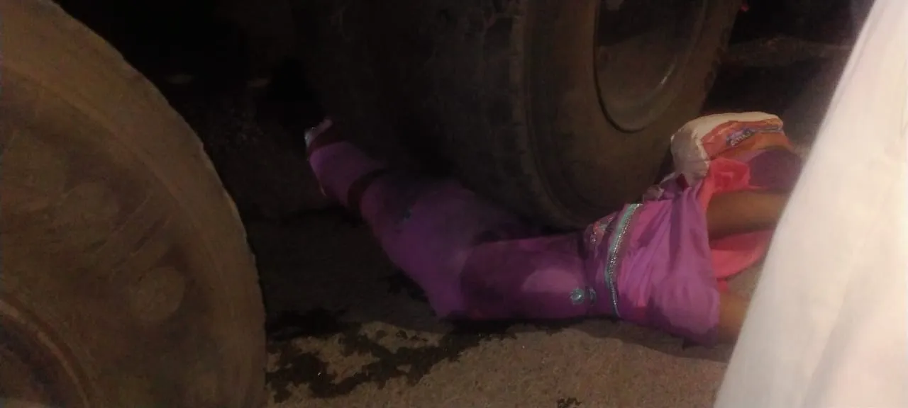 ट्रेलर की चपेट मे आने से महिला की हुई दर्दनाक मौत।