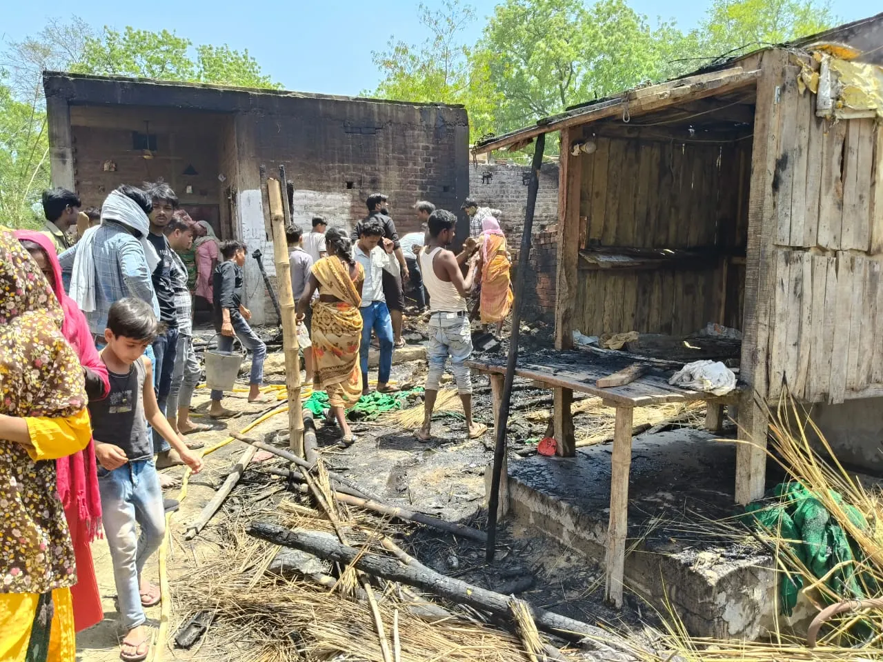 आग के कहर से चार घरों की गृहस्थी जलकर खाक