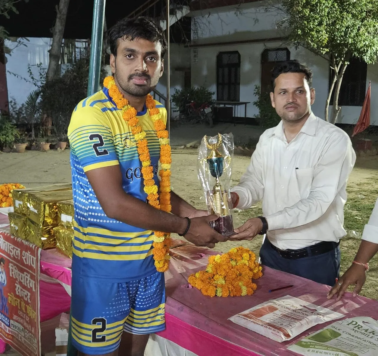 फ्रेंड्स क्लब मेजा ने जीती वॉलीबाल प्रतियोगिता की ट्रॉफी.