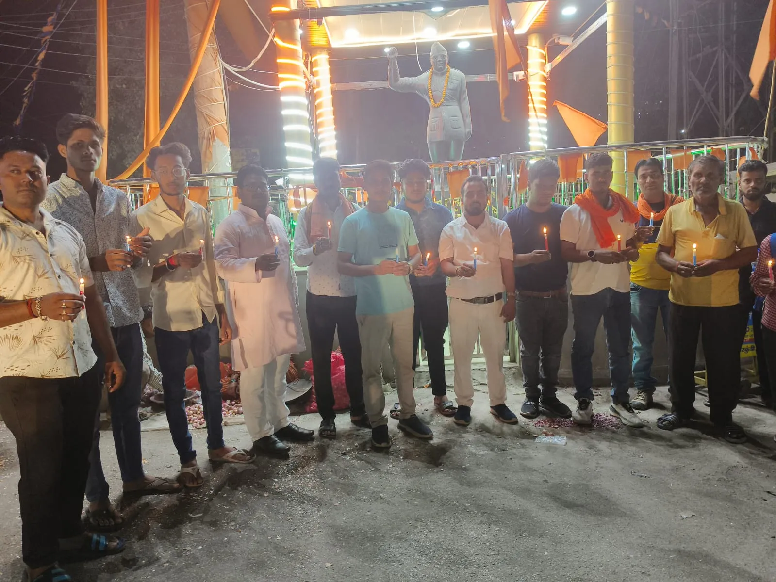 ओबरा में शहीदों को भावभीनी श्रद्धांजलि, आतंकवाद के खिलाफ कड़ी कार्रवाई की उठी मांग