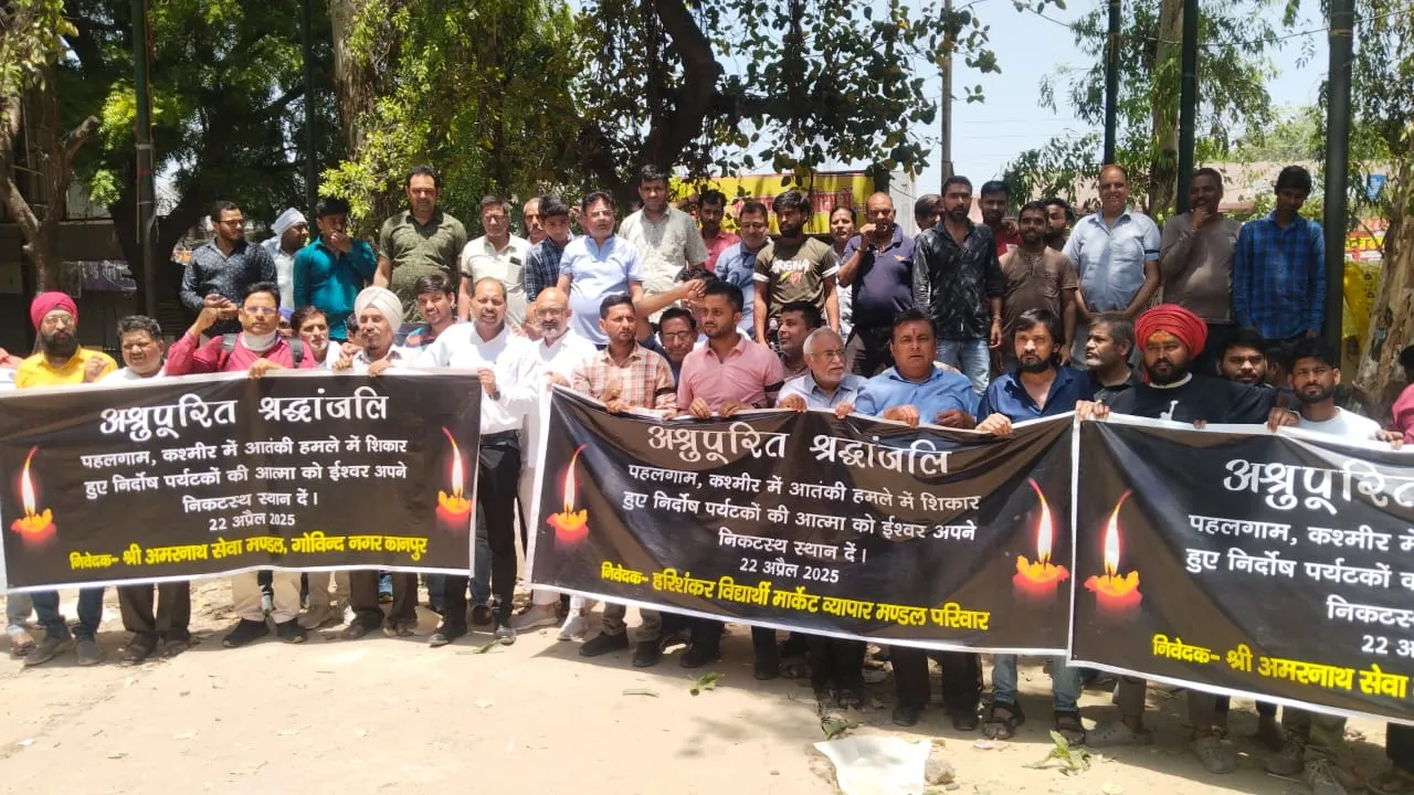 व्यापारियों ने दुकानें बंद कर निकाली पैदल यात्रा, जताया आक्रोश 