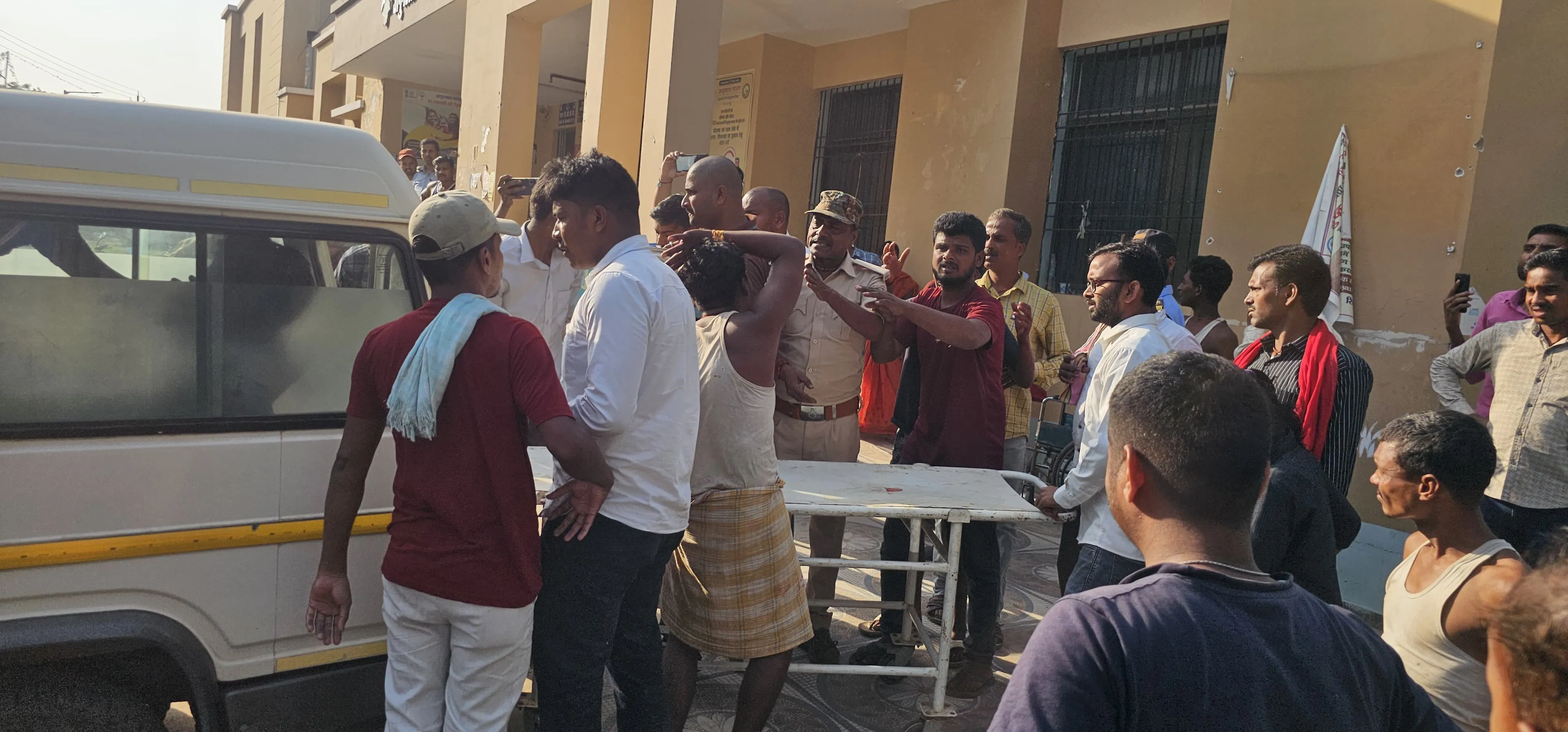 दो बाइक की टक्कर में एक युवक की मौत, जबकि  दो युबक जख्मी