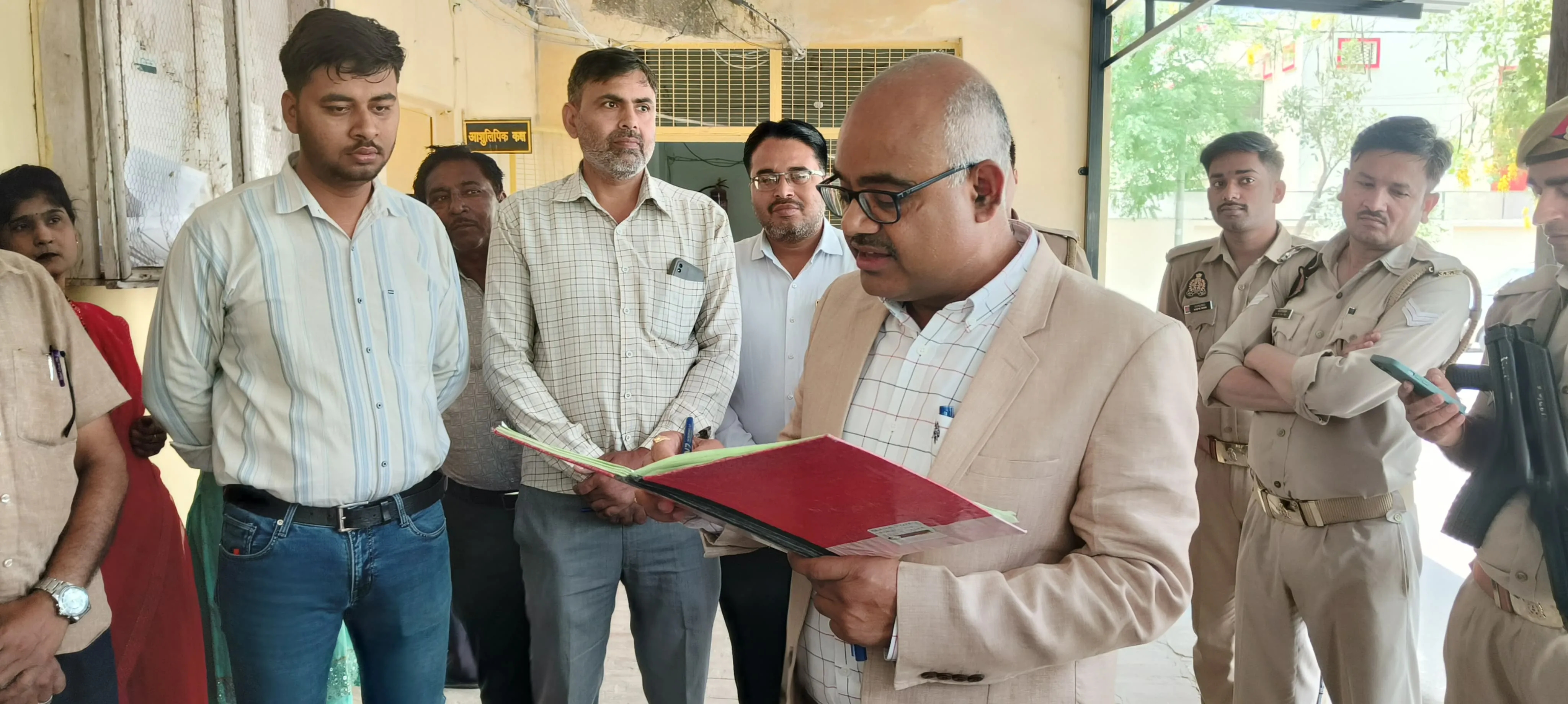 लोक निर्माण विभाग में 7 कर्मचारियों के अनुपस्थित मिलने पर डीएम ने रोका वेतन, स्पष्टीकरण मांगा 