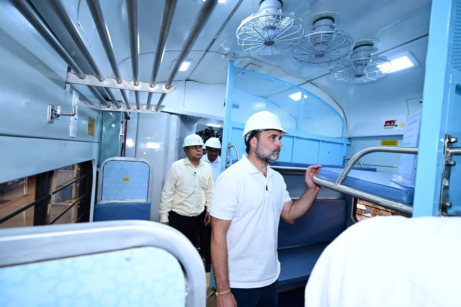 आरेडिका पहुँचे नेता प्रतिपक्ष राहुल गांधी,कोच निर्माण प्रक्रिया का लिया जायजा