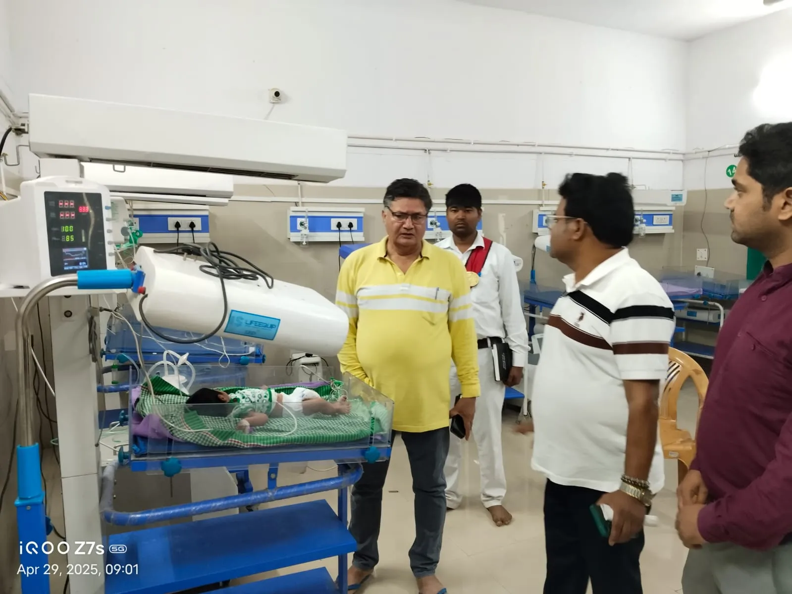 मुख्य चिकित्सा अधिकारी भदोही के निरीक्षण में डॉक्टर सहित 14 कर्मचारी मिले अनुपस्थित 7 दिन का वेतन बाधित करने का दिया निर्देश 