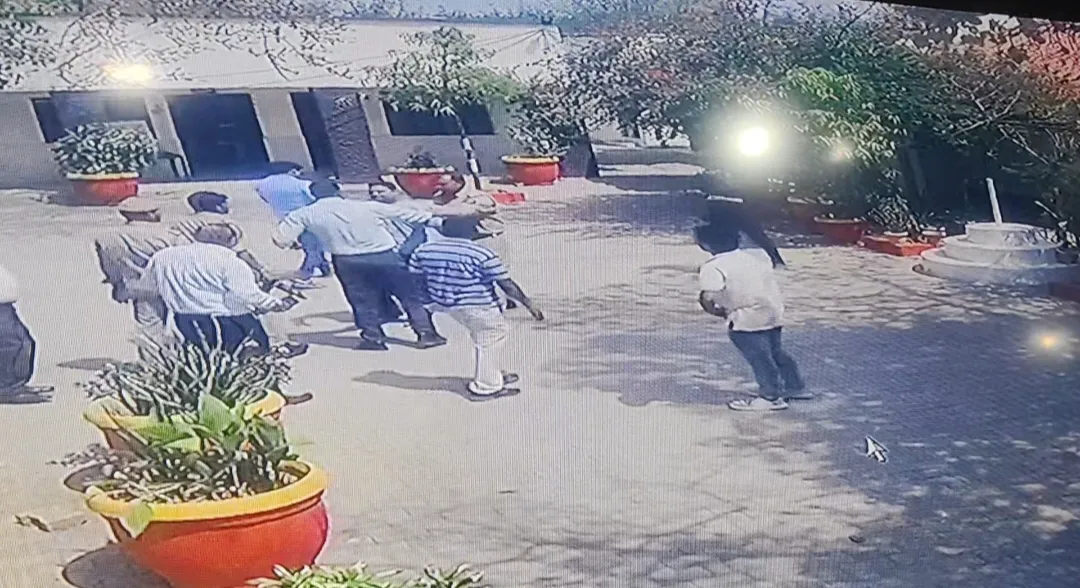 नगर मजिस्ट्रेट ने पीडब्ल्यूडी के कर्मचारी को कार्यालय से खींचकर पींटा 