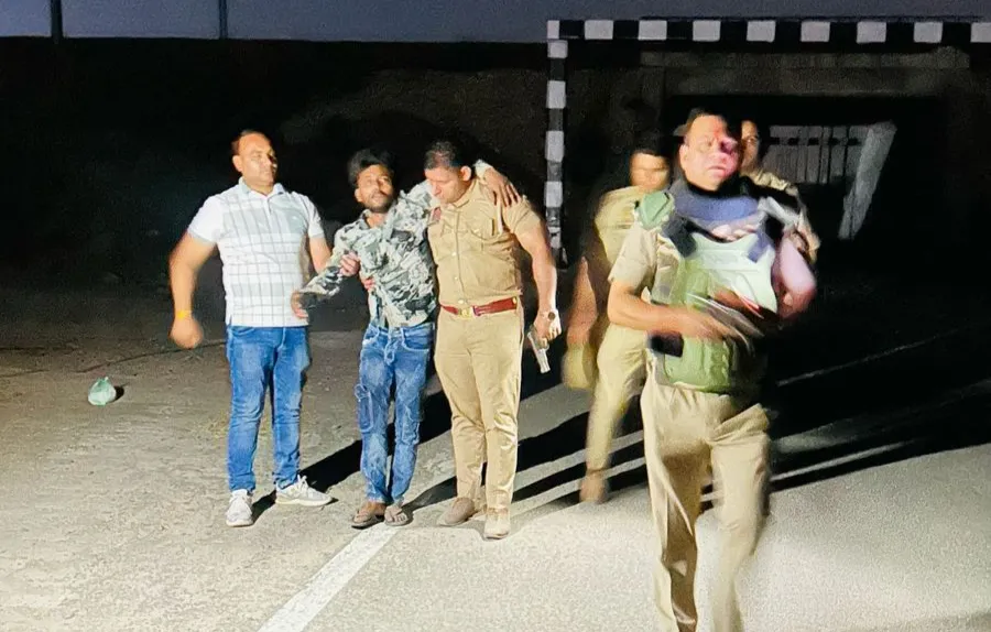  चौकी इंचार्ज सनिगवां ने मुठभेड़ में गौ तस्कर को पकड़ा