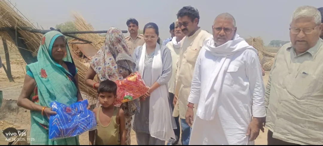 अग्निकांड पीड़ितों के सहारे बना 'भगवान भजनाश्रम सेवा ट्रस्ट', राहत सामग्री पाकर खिले चेहरें