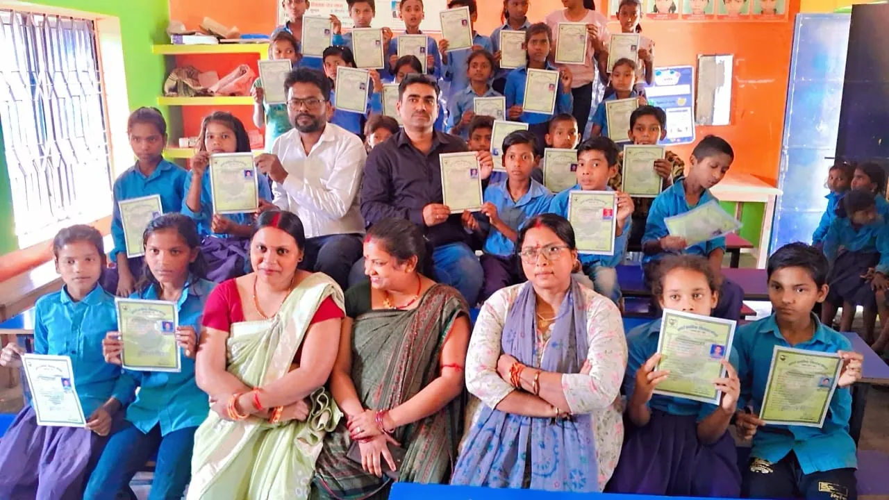 पांचवीं कक्षा के उत्तीर्ण छात्र एछात्राओं को स्थानान्तरण प्रमाण देकर विदाई दी गई