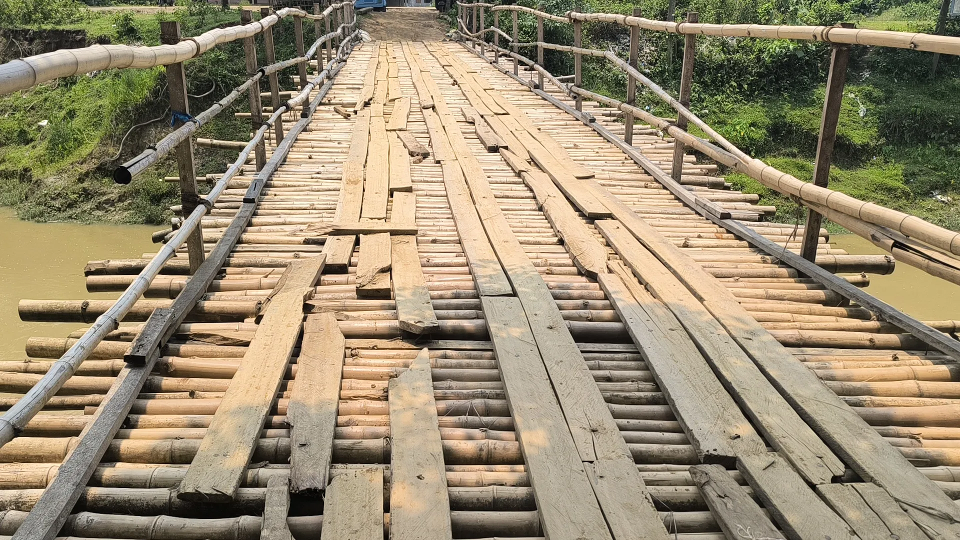 असम श्रीभूमि जिले के दुल्लभछड़ा सिंगला नदी के ऊपर सबवे की खस्ता हालत से लोग परेशान हैं