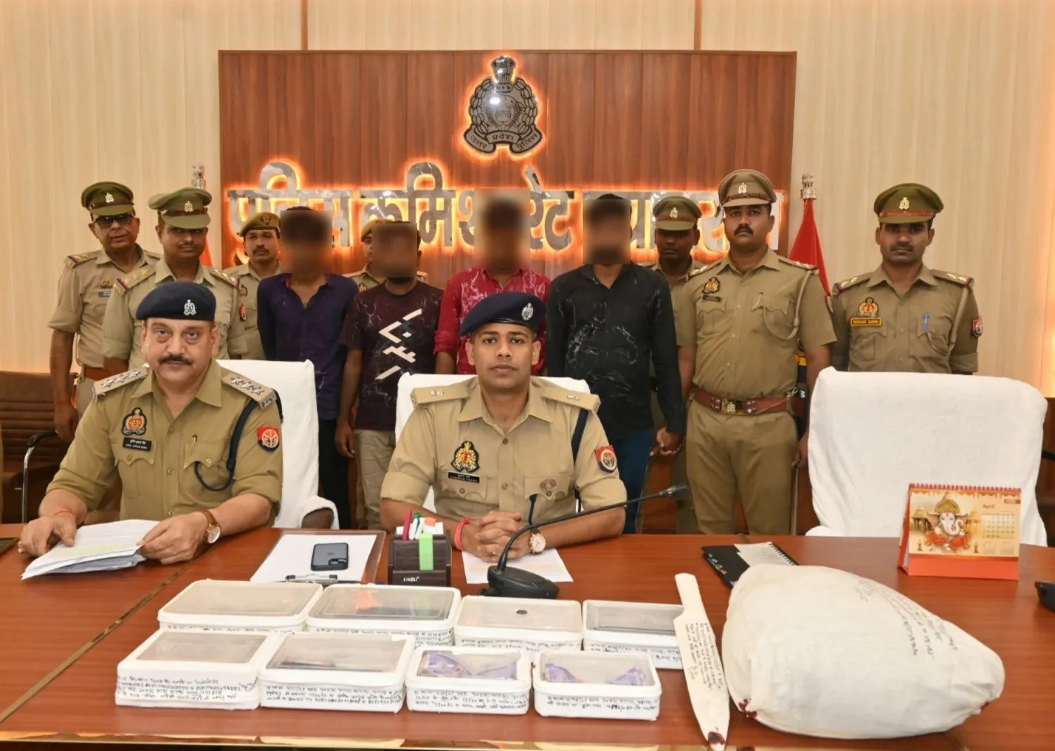 लूट के अभियोग में 04 वांछित अभियुक्त गिरफ्तार।, कब्जे से लूट के 05 मोबाइल फोन, 02 टैबलेट व  02 मोटरसाइकिल बरामद।