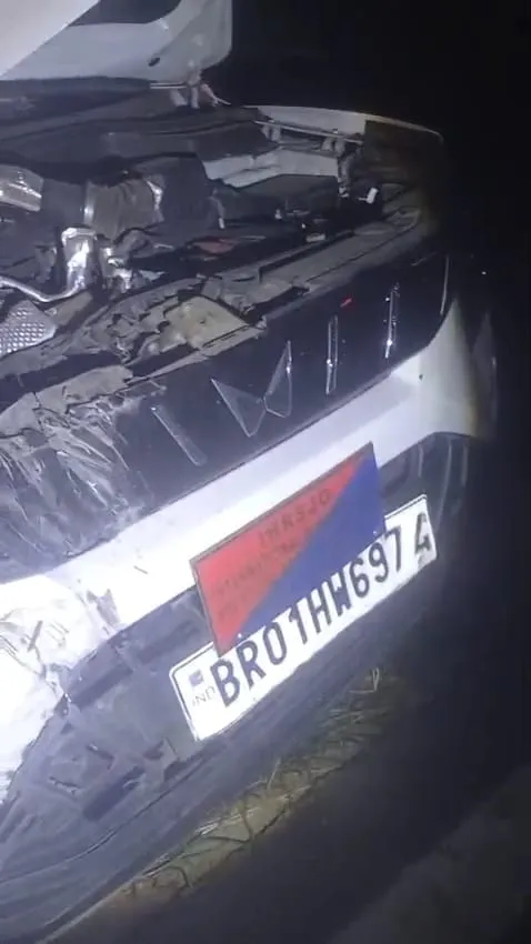 तेज रफ्तार हाइवा और कार में भीषण टक्कर, महिला समेत तीन लोग बाल-बाल बचे