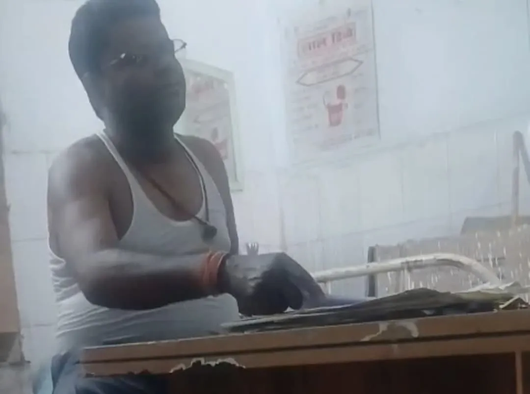 ओटी एसिस्टेंट का घुस वीडियो वायरल
