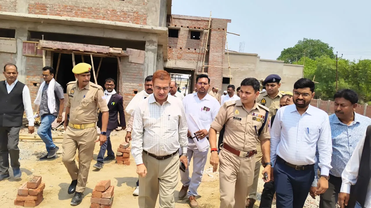 जिलाधिकारी व पुलिस अधीक्षक ने निर्माणाधीन तहसील ओबरा के भवन का किया औचक निरीक्षण, दिये संबंधितों को निर्देश