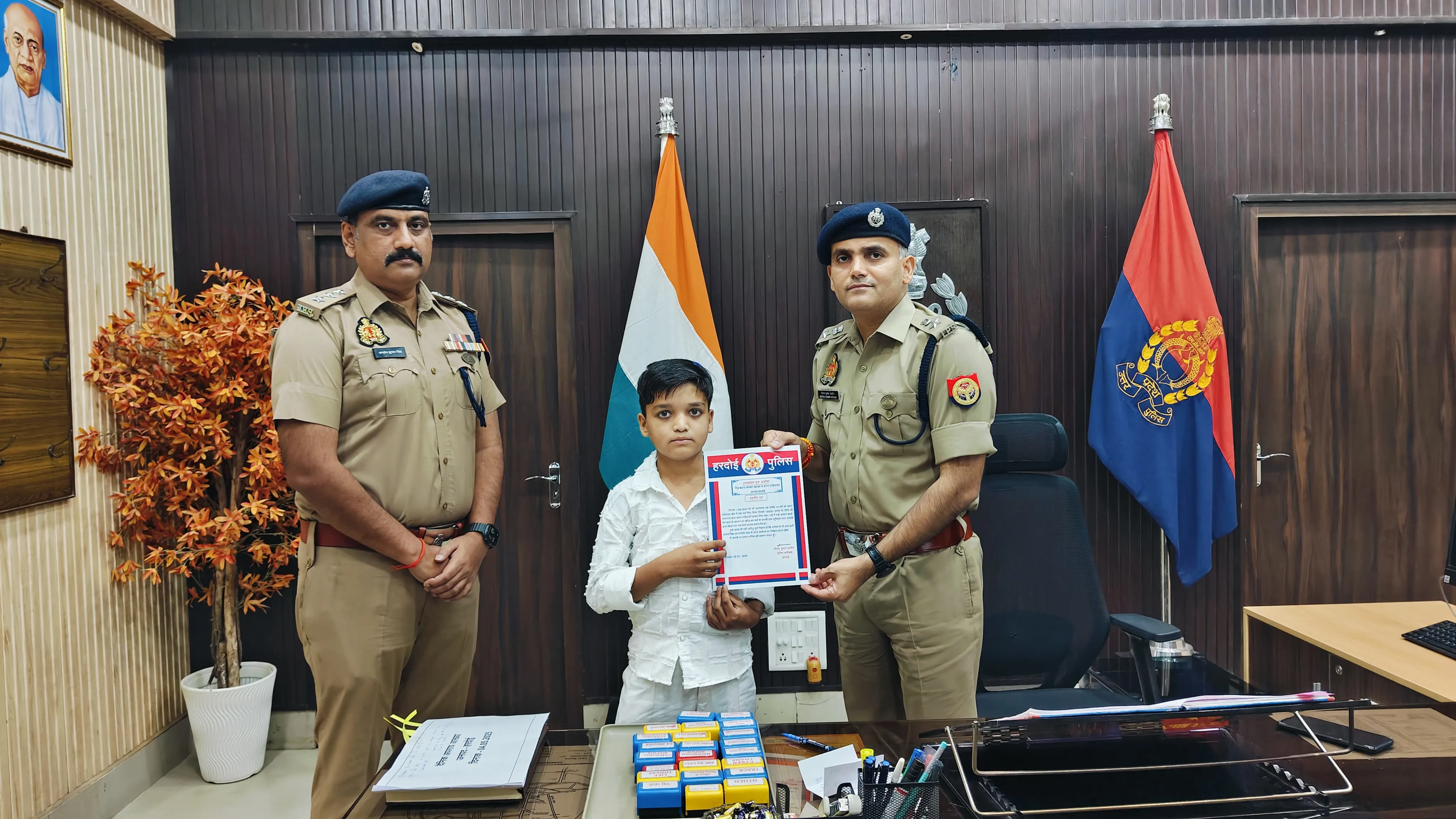 12 वर्षीय अल्तमश की ईमानदारी पर हरदोई पुलिस को फ़क्र, एसपी जादौन ने किया सम्मानित