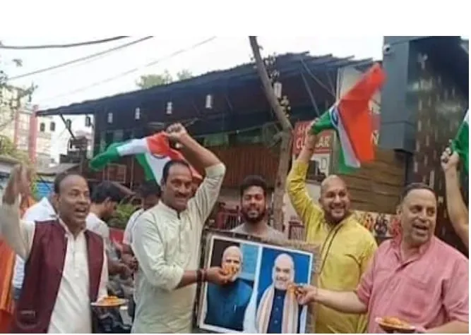 पाकिस्तान पर सैन्य कार्रवाई से जोश हाई, प्रयागराज में गूंजा भारत माता की जय के नारे!