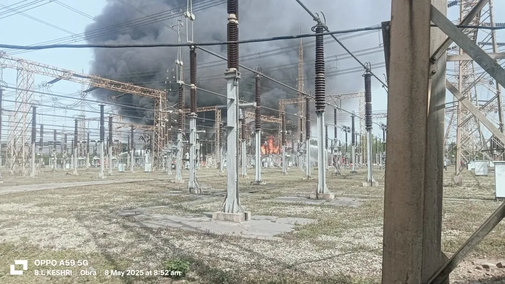 ओबरा बीटीपीएस स्विच यार्ड में भीषण आग, आसमान में छाया काले धुएं का गुबार