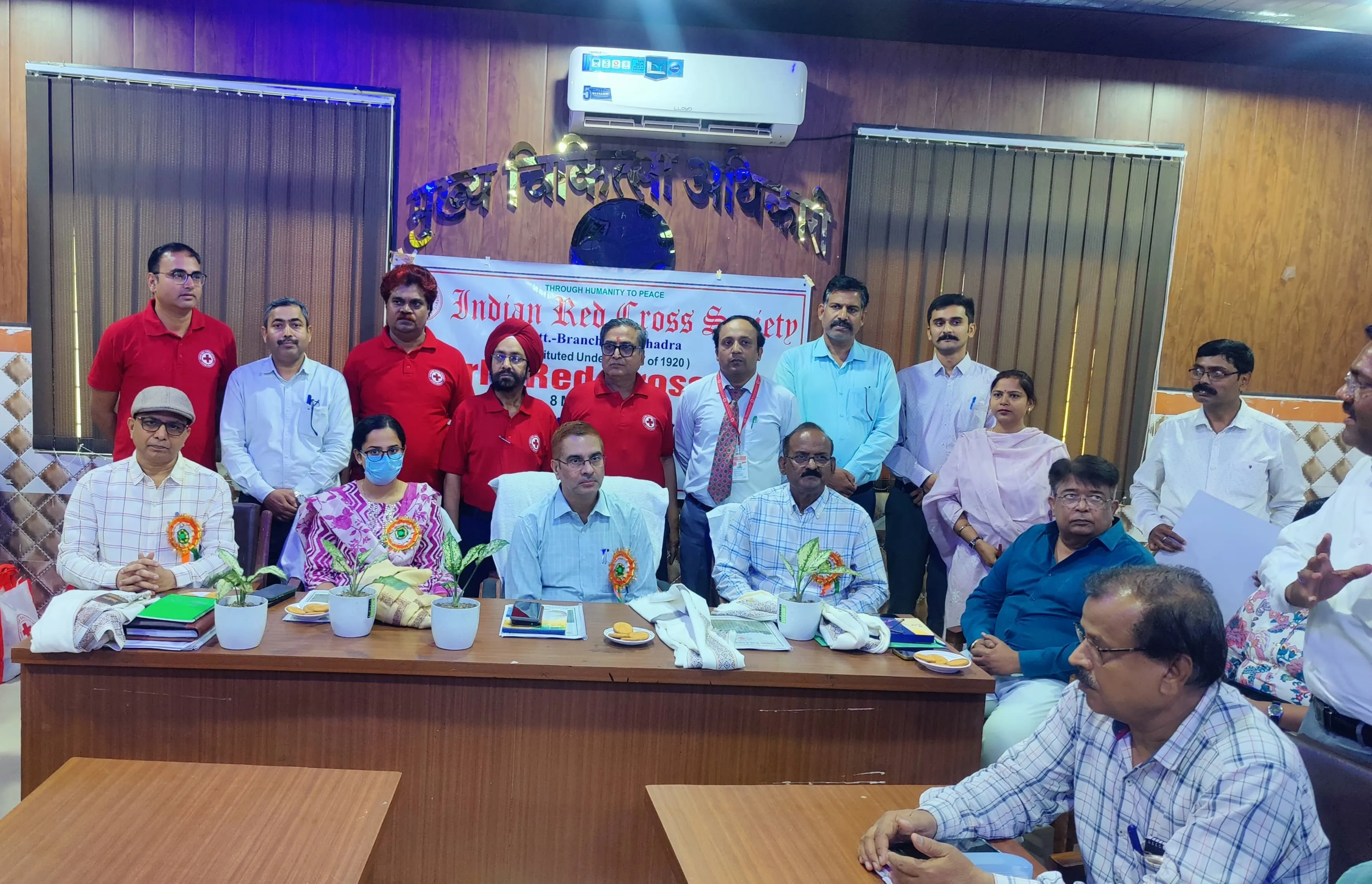 विश्व रेड क्रॉस दिवस पर रेड क्रास शाखा द्वारा गोद लिये 25 क्षय रोगी एवं कुष्ठ रोगियों को जिलाधिकारी ने किया वितरण पौषटिक आहार एवं हाइजीनिक किट