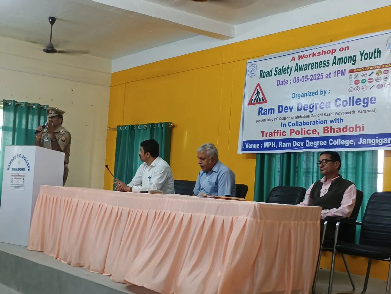 यातायात जागरूकता के दृष्टिगत यातायात प्रभारी द्वारा 