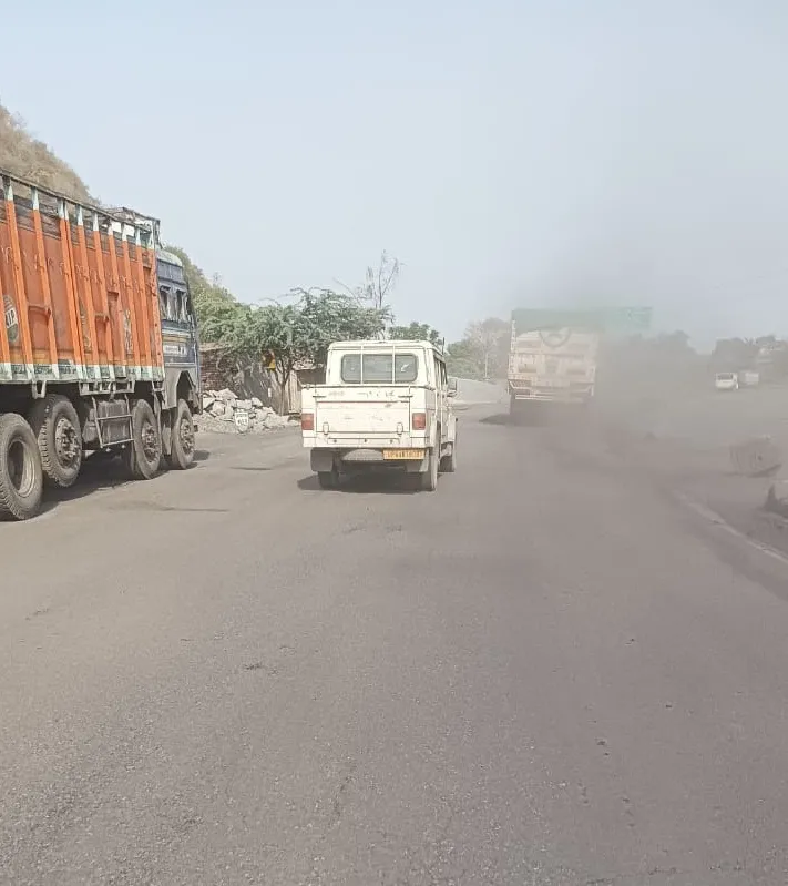 अनपरा-शक्तिनगर राज्यमार्ग नियमों की अनदेखी से कोयला और राख का बेलगाम परिवहन, प्रदूषण से कराहते क्षेत्रवासी