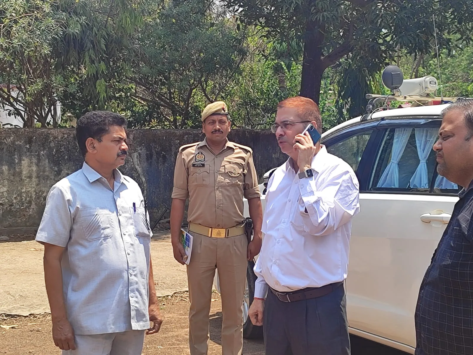 जिलाधिकारी ने किया चौधरी चरण सिंह गृह का निरीक्षण, दिये संबंधितों को निर्देश