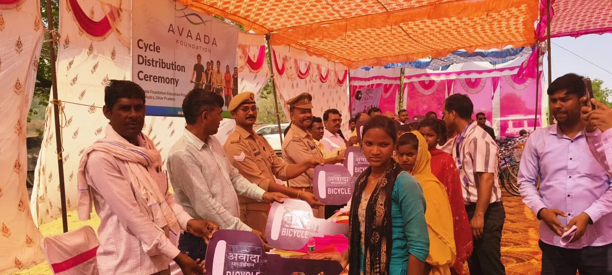 सोनभद्र में आशा की साइकिल अवादा फाउंडेशन ने 150 आदिवासी छात्रों को दी नई उड़ान