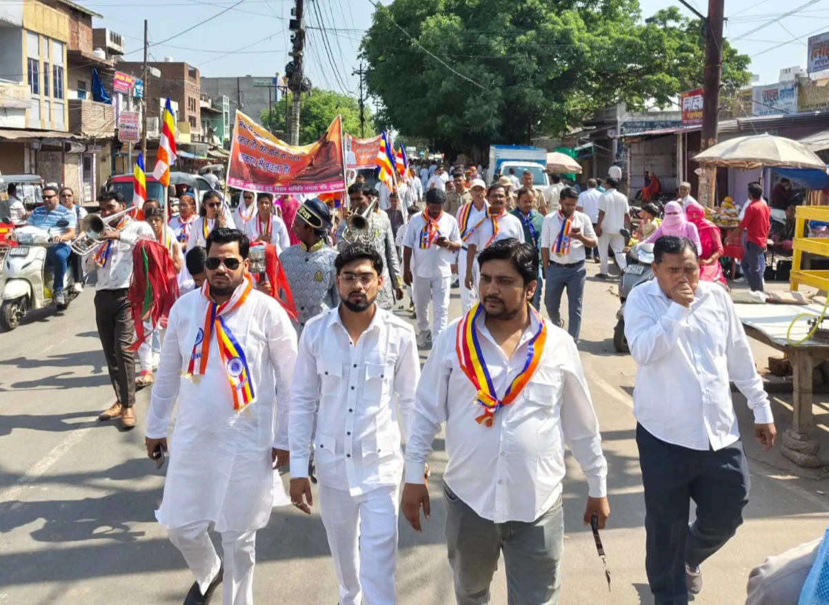 भगवान बुद्ध की नगर में धूमधाम से निकाली प्रभातफेरी