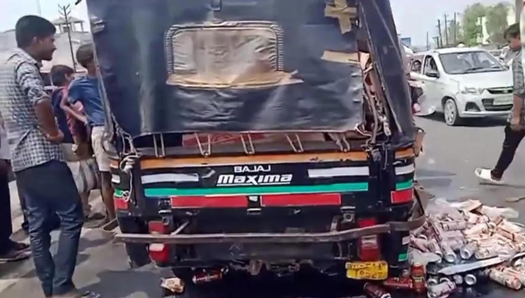बस्ती में पलटी बीयर से भरी ऑटो, बोतलें लूटने उमड़ी भीड़, पुलिस ने संभाला मोर्चा