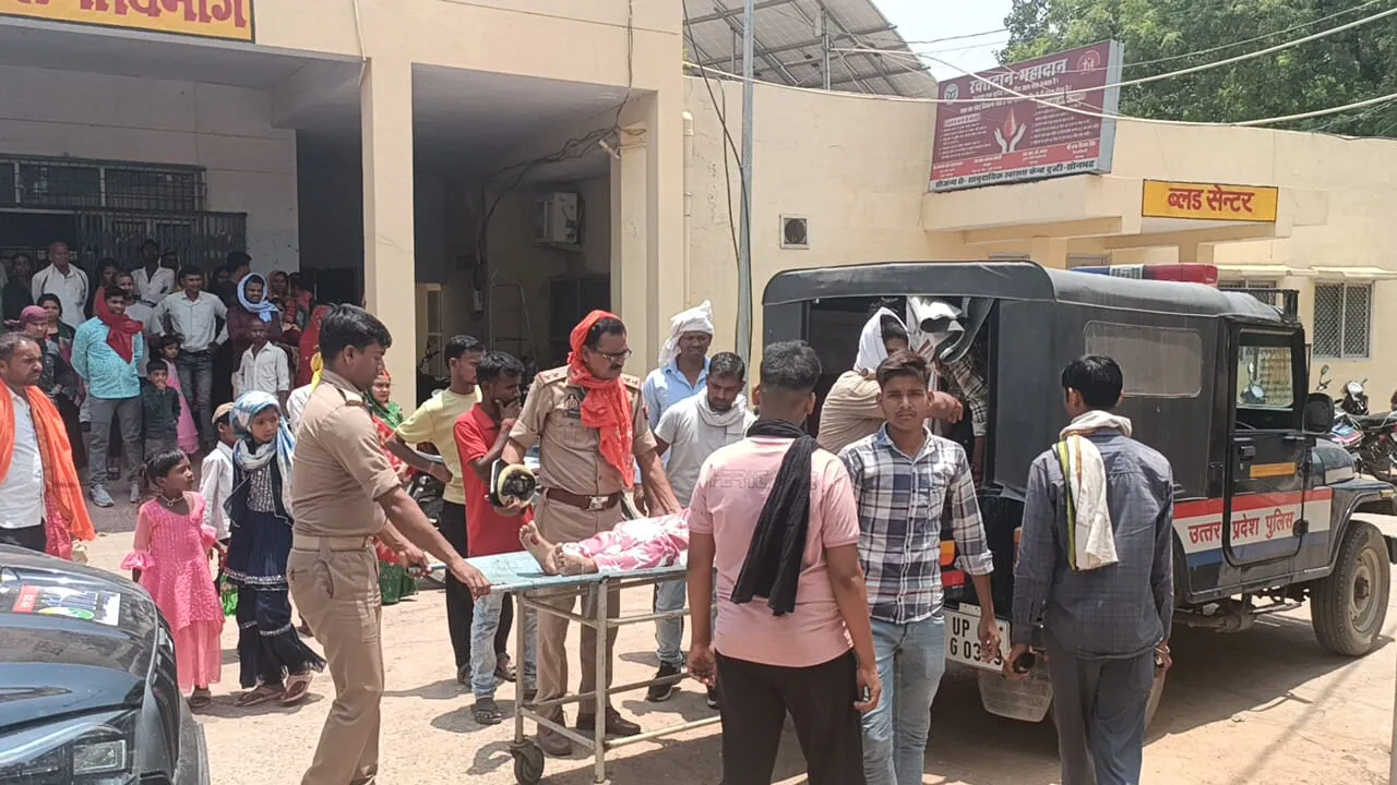 महुली गांव के पास तेज रफ्तार हाइवा ने बाइक को मारी जोरदार टक्कर, तीन लोग हुए गंभीर रूप से घायल