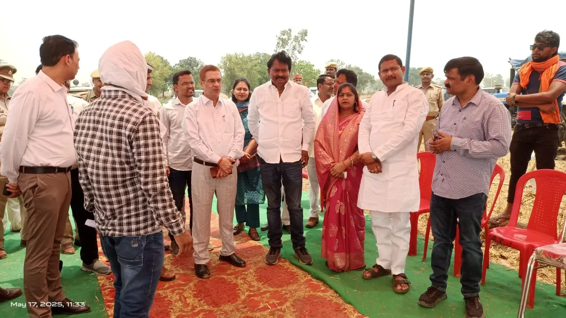 जिलाधिकारी ने तिलौली कलां गाँव का किया निरीक्षण, विकास कार्यों की सराहना कर दिए आवश्यक दिशा-निर्देश