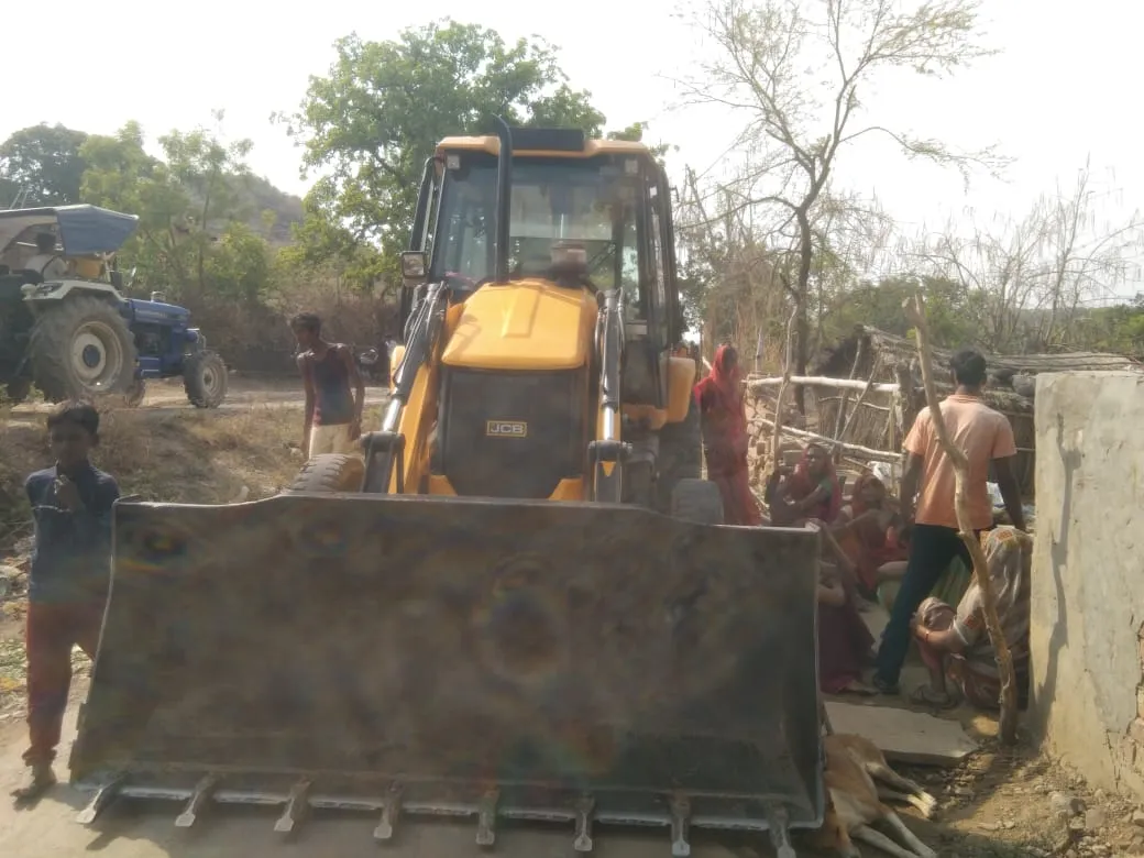 जेसीबी की चपेट में आने से दो वर्षीय बच्ची की मौत