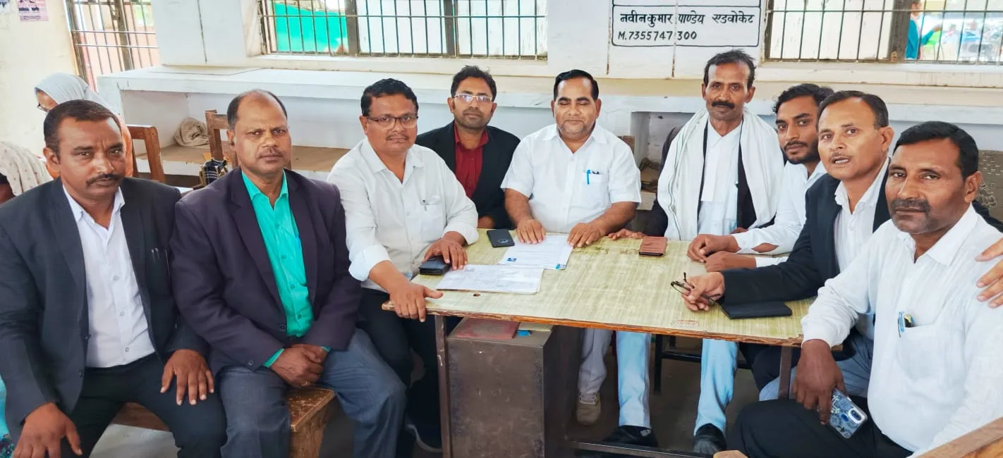 वकीलों ने किया जनपद न्यायालय परिसर में पानी सहित अन्य  दुर्व्यवस्थाओं को  तत्काल हल करने की मांग