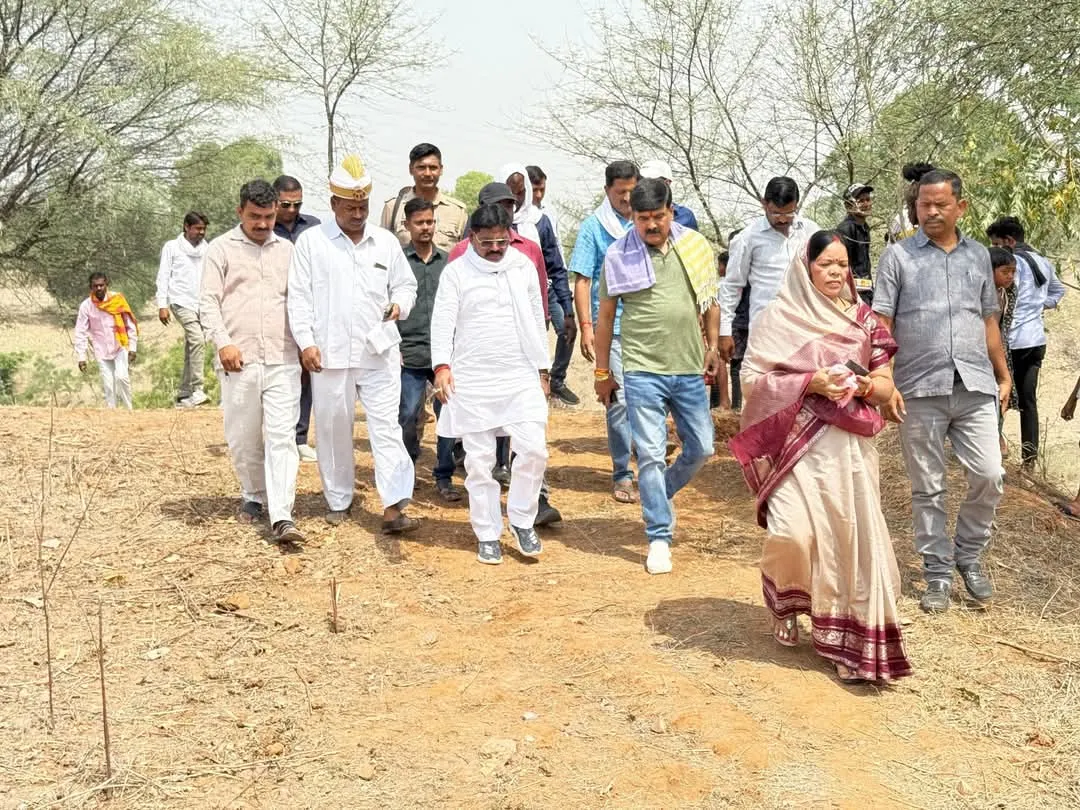 ग्राम पंचायत बिल्ली मारकुंडी में समाज कल्याण राज्य मंत्री ने तालाब निर्माण कार्य हेतु भूमि पूजन कर किया शिलान्यास