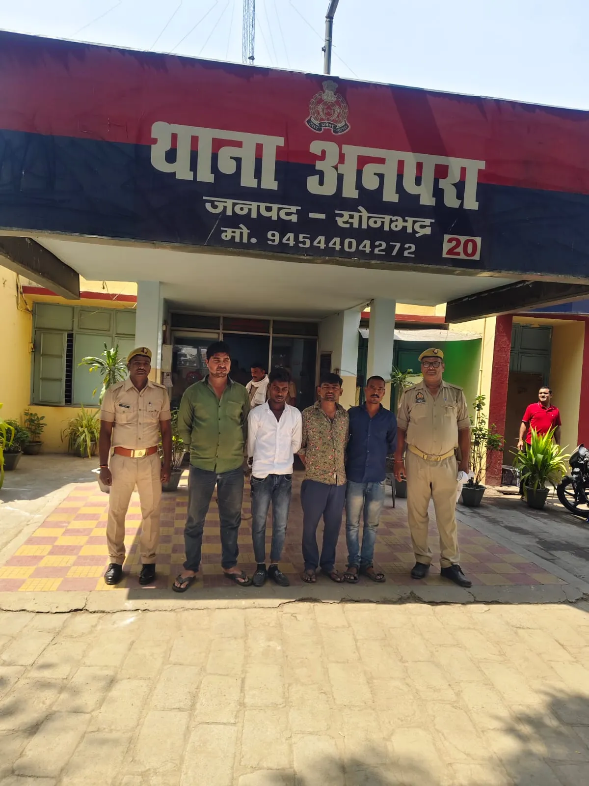चार नफर  वारंटियों को अनपरा पुलिस ने  किया गिरफ्तार , भेजा न्यायालय।