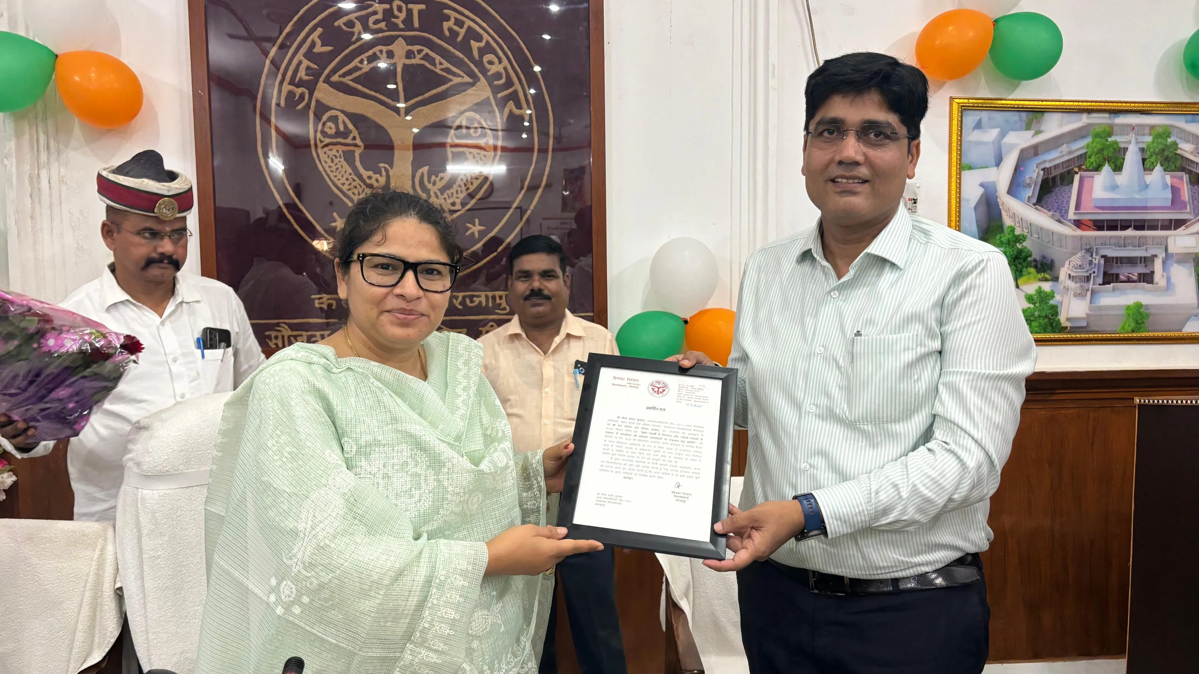 जनपद के लोकप्रिय अपर जिलाधिकारी एवं उप जिलाधिकाारी लालगंज के स्थानान्तरण के पश्चात कलेक्ट्रेट में भव्य समारोह आयोजित कर दी विदाई