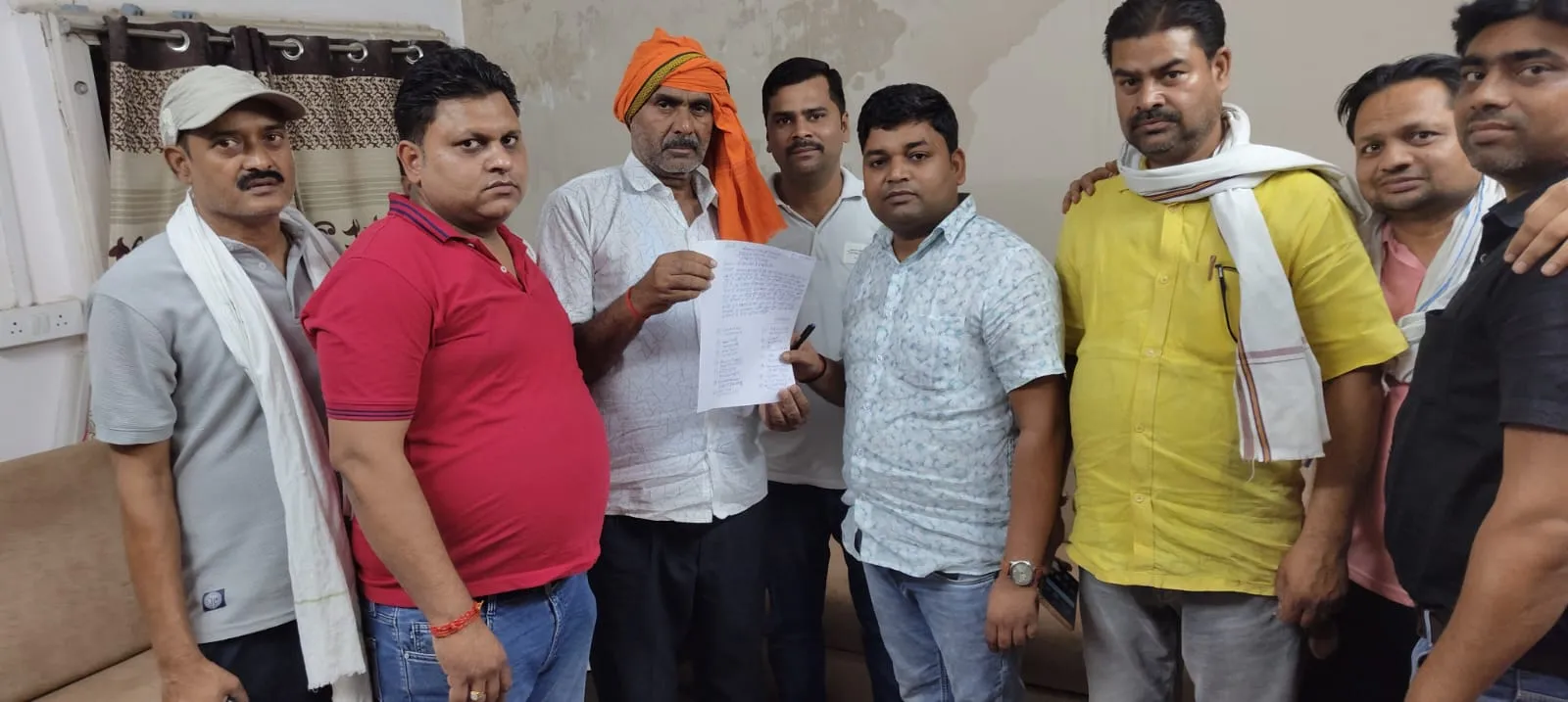 सोनभद्र के ओबरा में ऊर्जा नगरी की विडंबना, आर्य समाज चौराहे पर लो वोल्टेज से हाहाकार, उपभोक्ता आक्रोशित