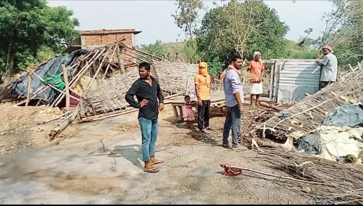 सोनभद्र में तूफान का कहर ओबरा, डाला और चोपन में सैकड़ों गरीबों के आशियाने तबाह, मदद की गुहार