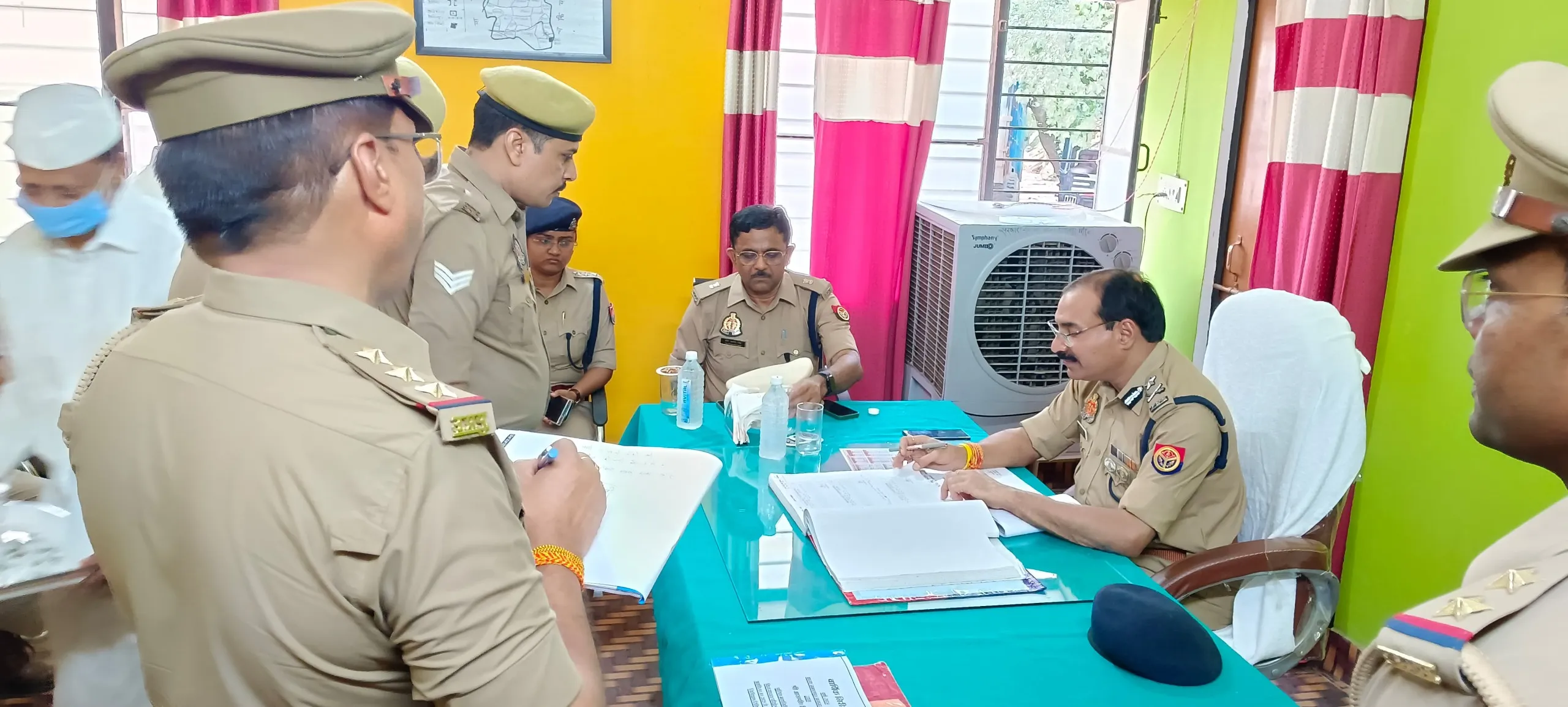 थाने के रजिस्टर का निरीक्षण करते हुए पुलिस महानिरीक्षक आर पी सिंह