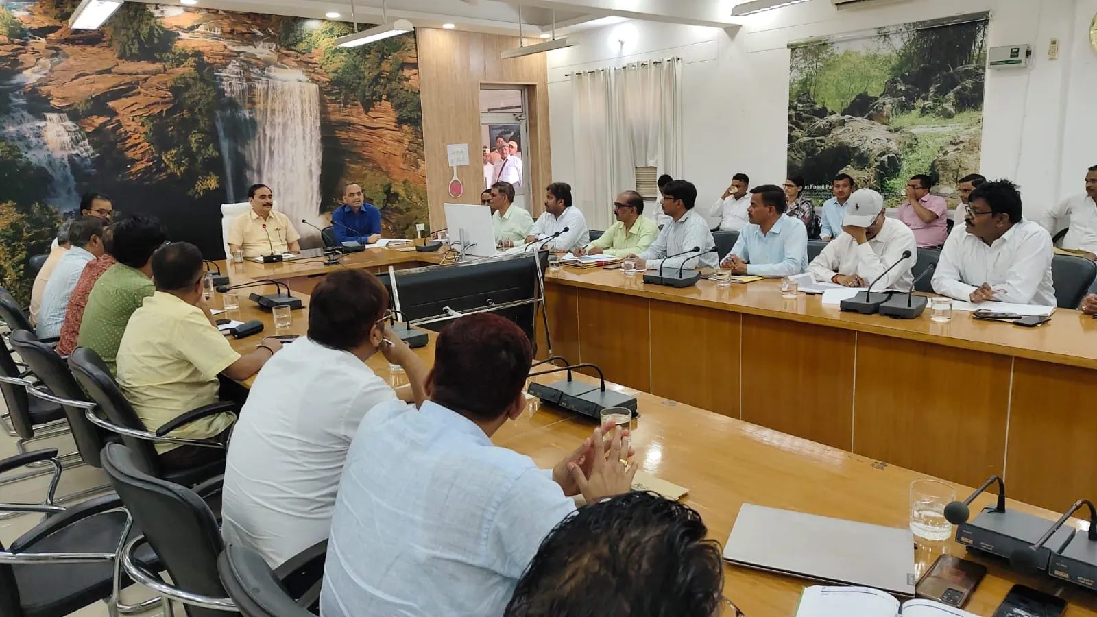 मण्डलायुक्त ने ई ऑफिस के क्रियान्वयन की स्थिति के सम्बन्ध में विभागों के साथ बैठक कर ली जानकारी