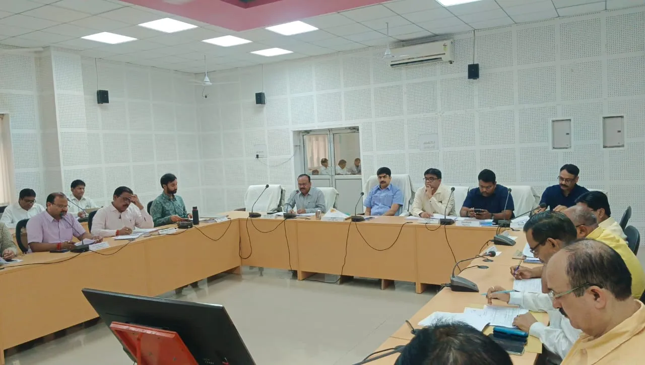 विकास कार्यो की मासिक मण्डलीय समीक्षा बैठक मण्डलायुक्त की अध्यक्षता में आयुक्त सभागार में सम्पन्न