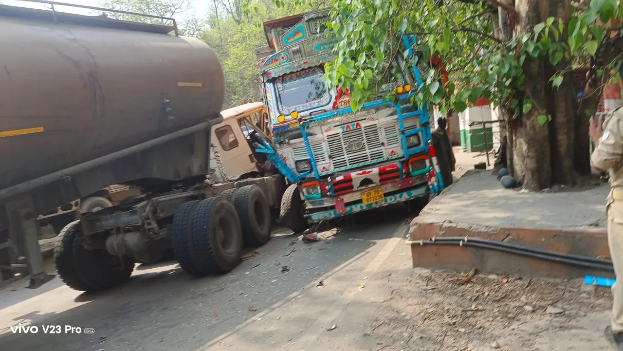 वन देवी मंदिर मोड़ के पास बलकर और ट्रक में हुई टक्कर, ट्रक चालक हुआ घायल