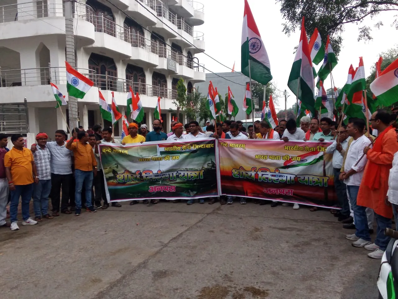 ऑपरेशन सिंदूर की सफलता के मद्देनजर अनपरा बाजार में निकाली गई भव्य तिरंगा यात्रा