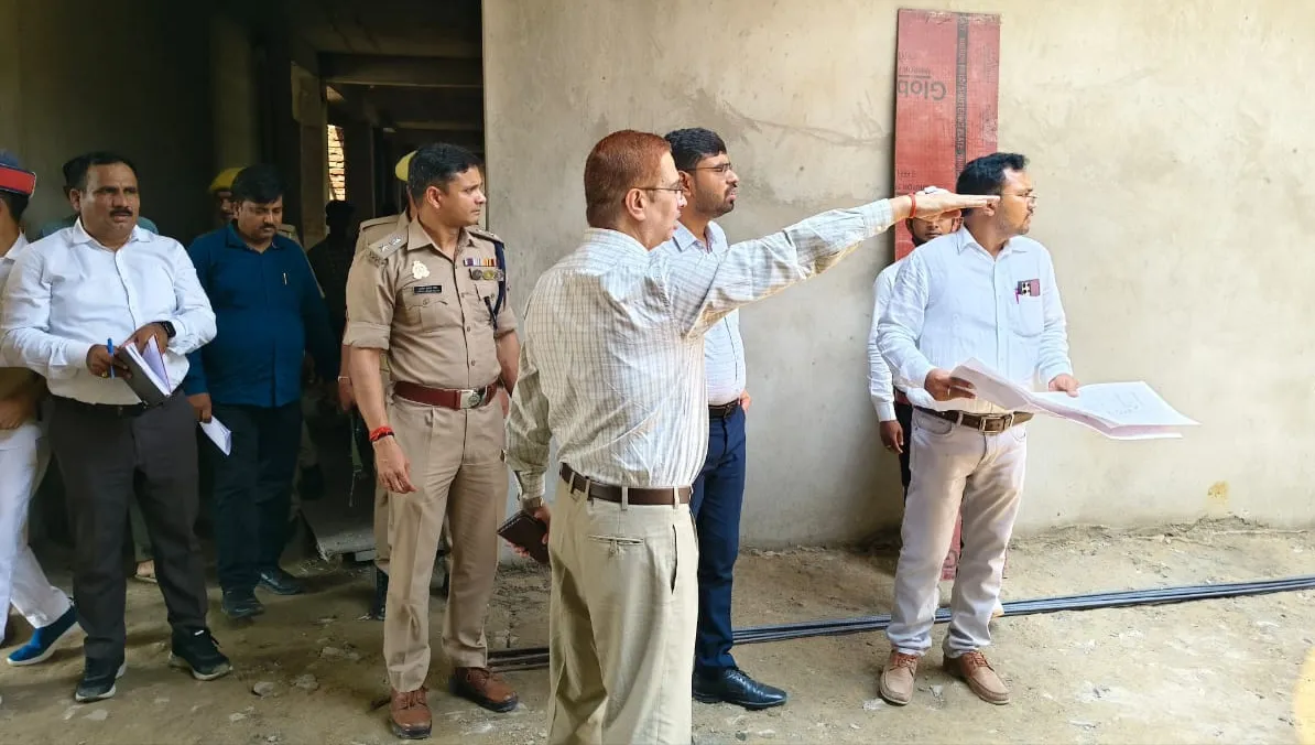 जिलाधिकारी व पुलिस अधीक्षक ने निर्माणाधीन तहसील ओबरा के भवन का किया औचक निरीक्षण, दिये संबंधितों को निर्देश 