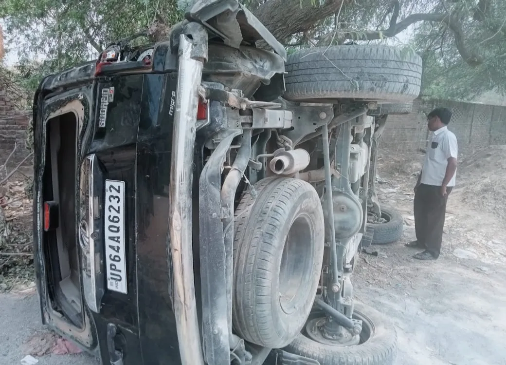 ओबरा-चोपन मार्ग पर स्कॉर्पियो पलटी, मालिक का लड़का सुरक्षित