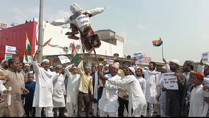ओबरा में मुस्लिम समुदाय का आक्रोश, पाकिस्तान के पुतले का दहन कर आतंकवाद के खिलाफ बुलंद की आवाज