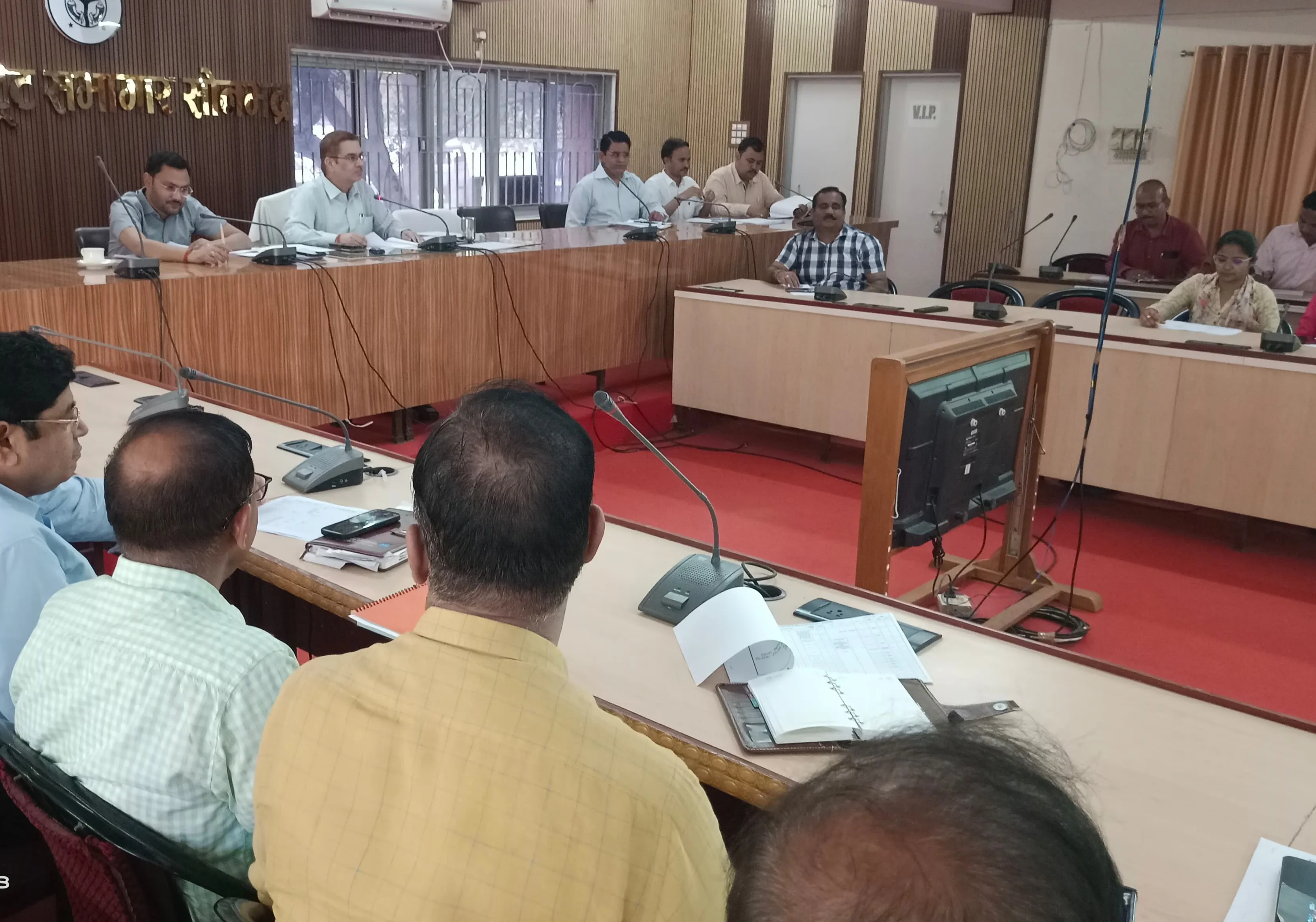 जिलाधिकारी ने किया  जिला खनिज फाउण्डेशन न्यास के माध्यम से होने वाले निर्माण कार्यों की समीक्षा