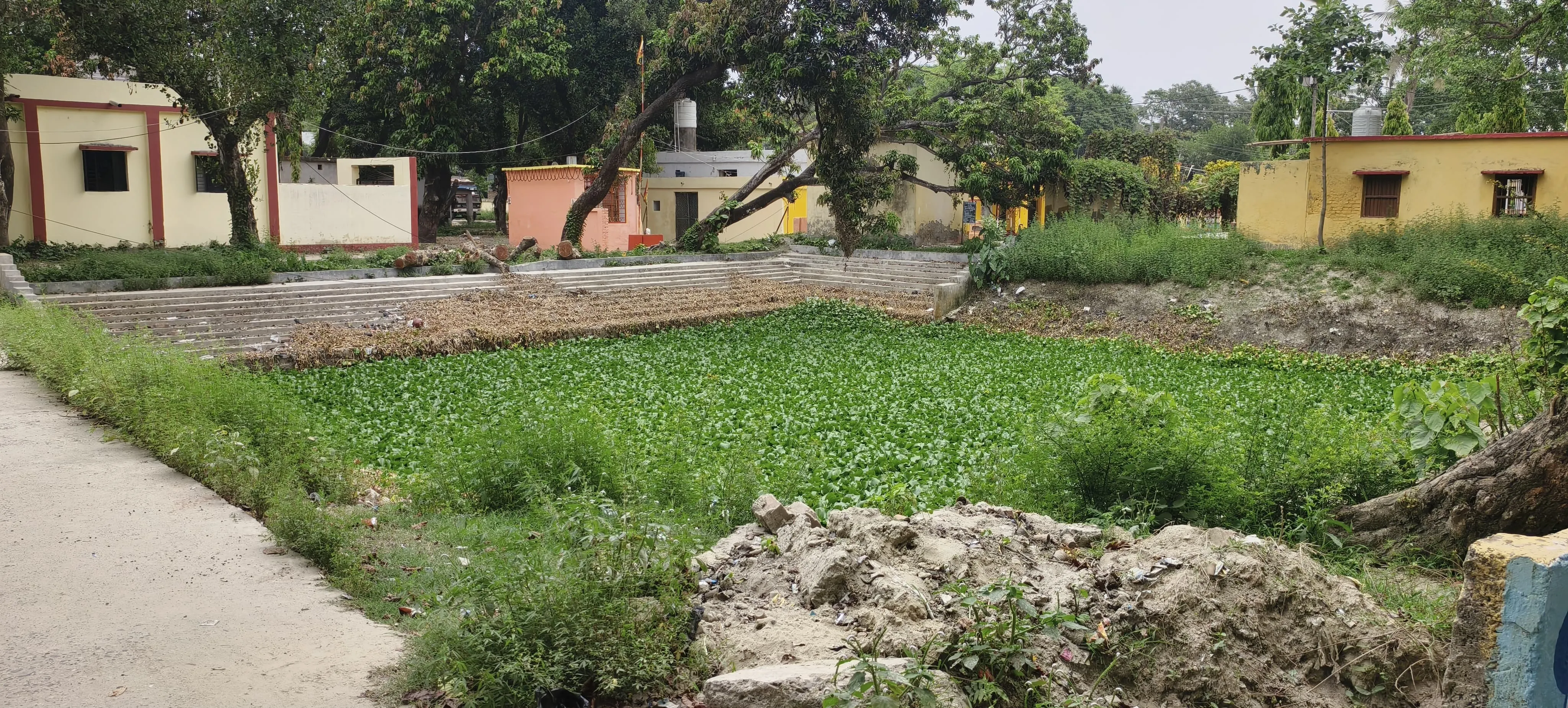 प्रखंड परिसर का ऐतिहासिक पोखर उपेक्षा का शिकार, सौंदर्यीकरण के दावों की खुली पोल