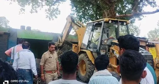 बिना नोटिस दिये गरजा प्रशासन का बुलडोजर, हटवाया गया अवैध कब्जा
