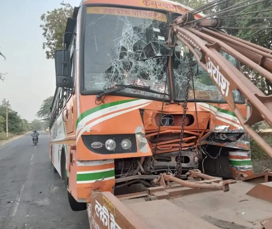 रोडवेज बस और ट्रक की टक्कर, 17 यात्री घायल